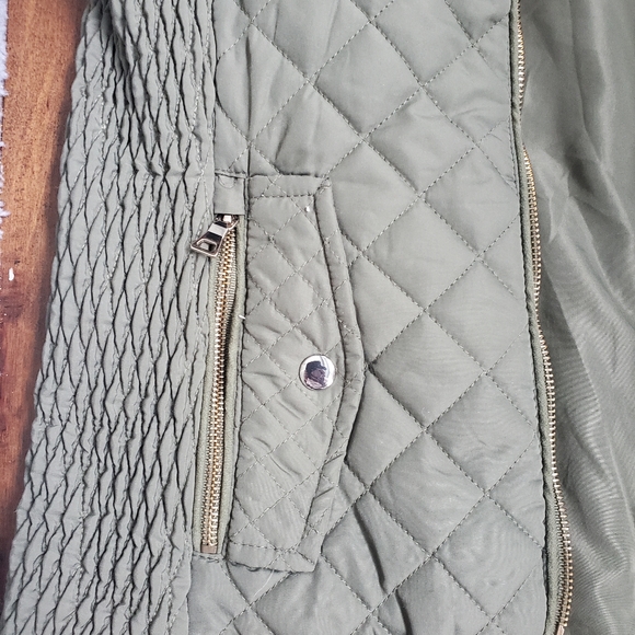 Green vest size medium women's by mini brand,  gold details - Picture 2 of 5